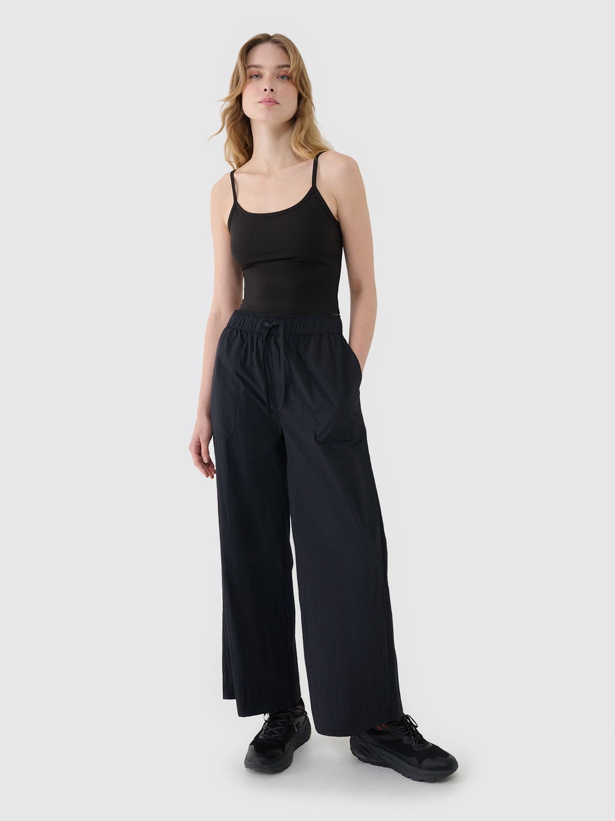 4F Spodnie casual z szerokimi nogawkami damskie - czarne XS