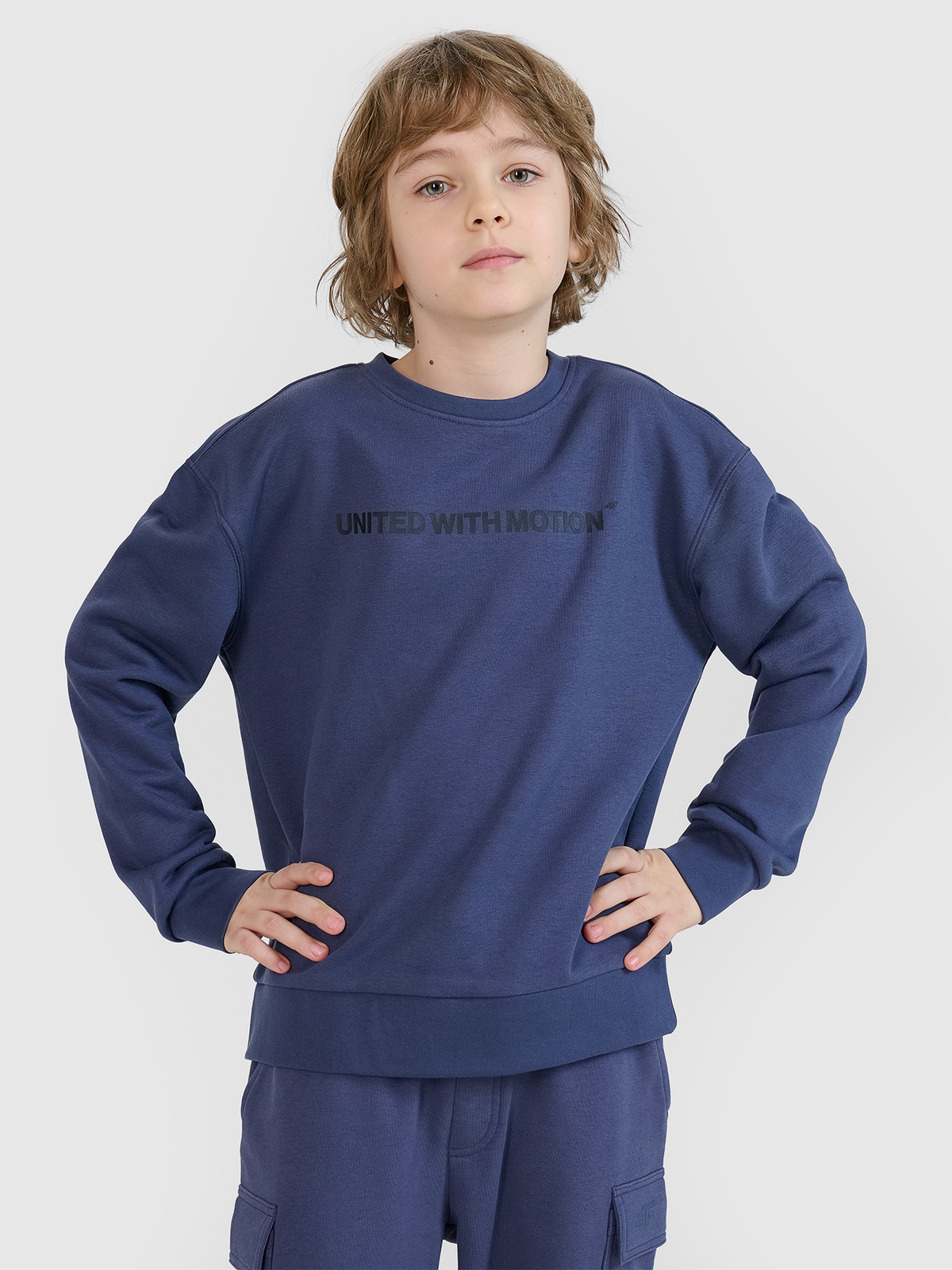 4F Bluza dresowa nierozpinana bez kaptura chłopięca - granatowa 122 (6-7 lat)