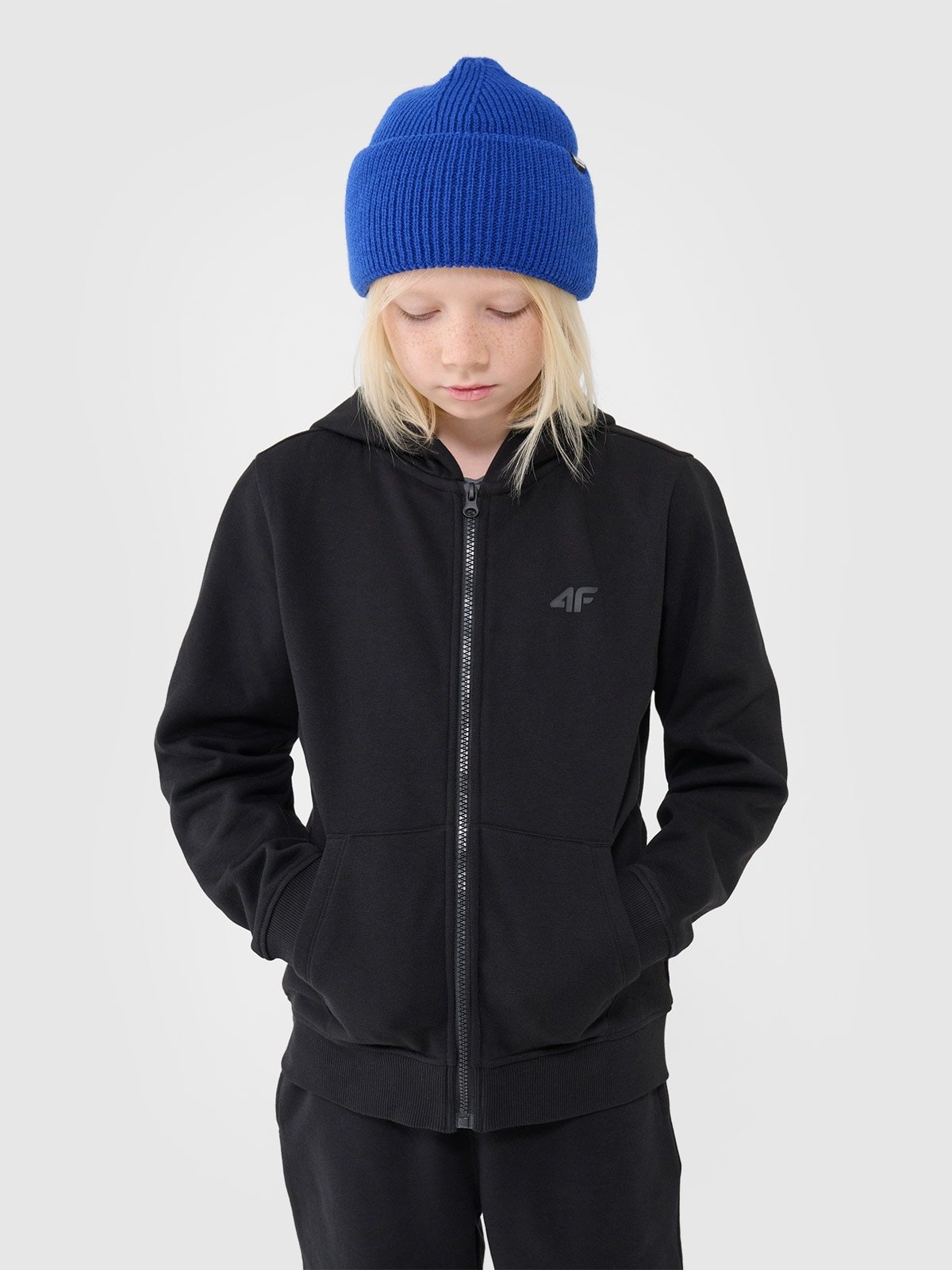 4F Bluza dresowa rozpinana z kapturem chłopięca - czarna 122 (6-7 lat)
