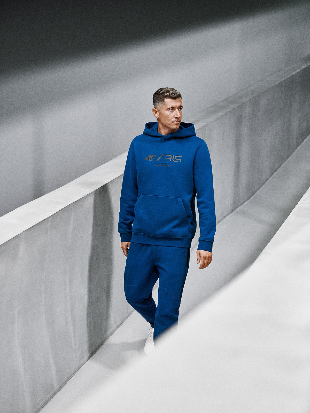 4F Bluza dresowa regular z kapturem męska 4F x Robert Lewandowski - granatowa L
