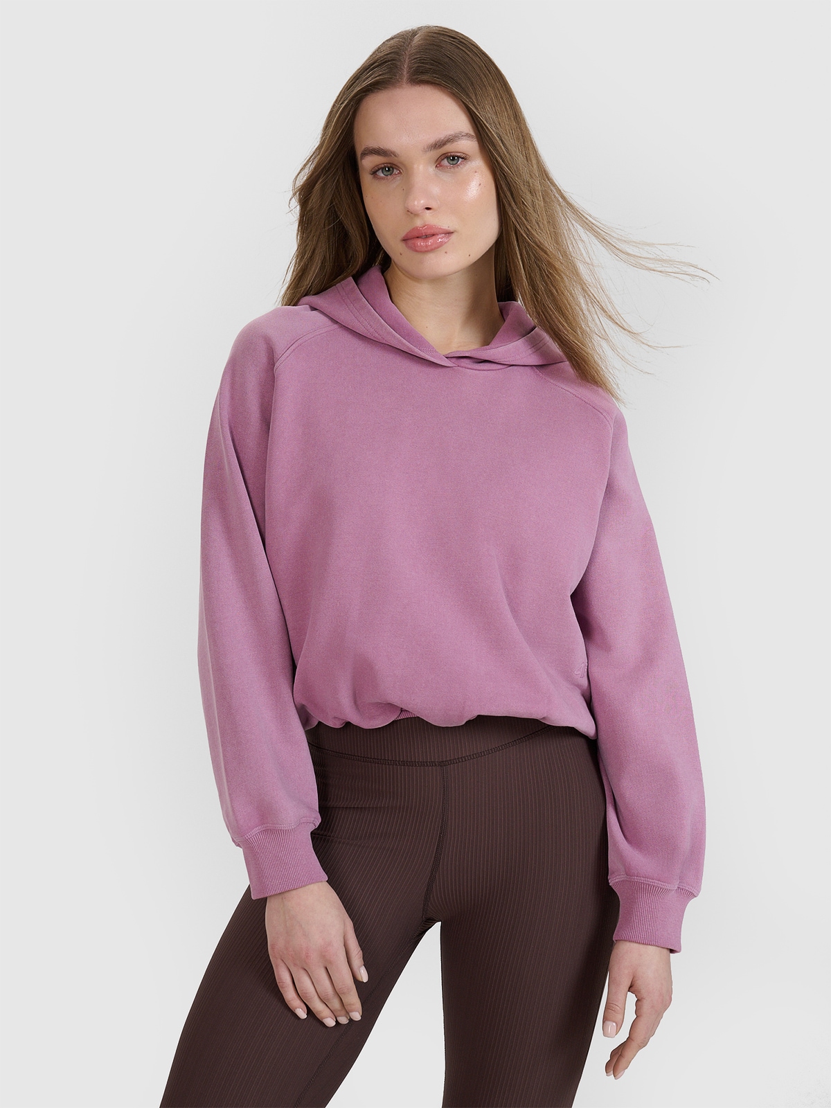 4F Bluza dresowa cropped nierozpinana z kapturem damska 4F x Anna Lewandowska - różowa S