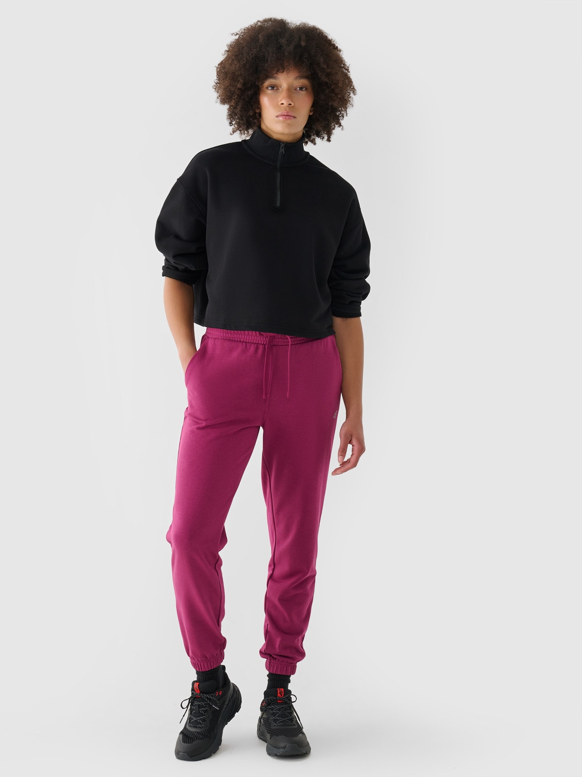 4F Spodnie dresowe joggery damskie - fioletowe XXL