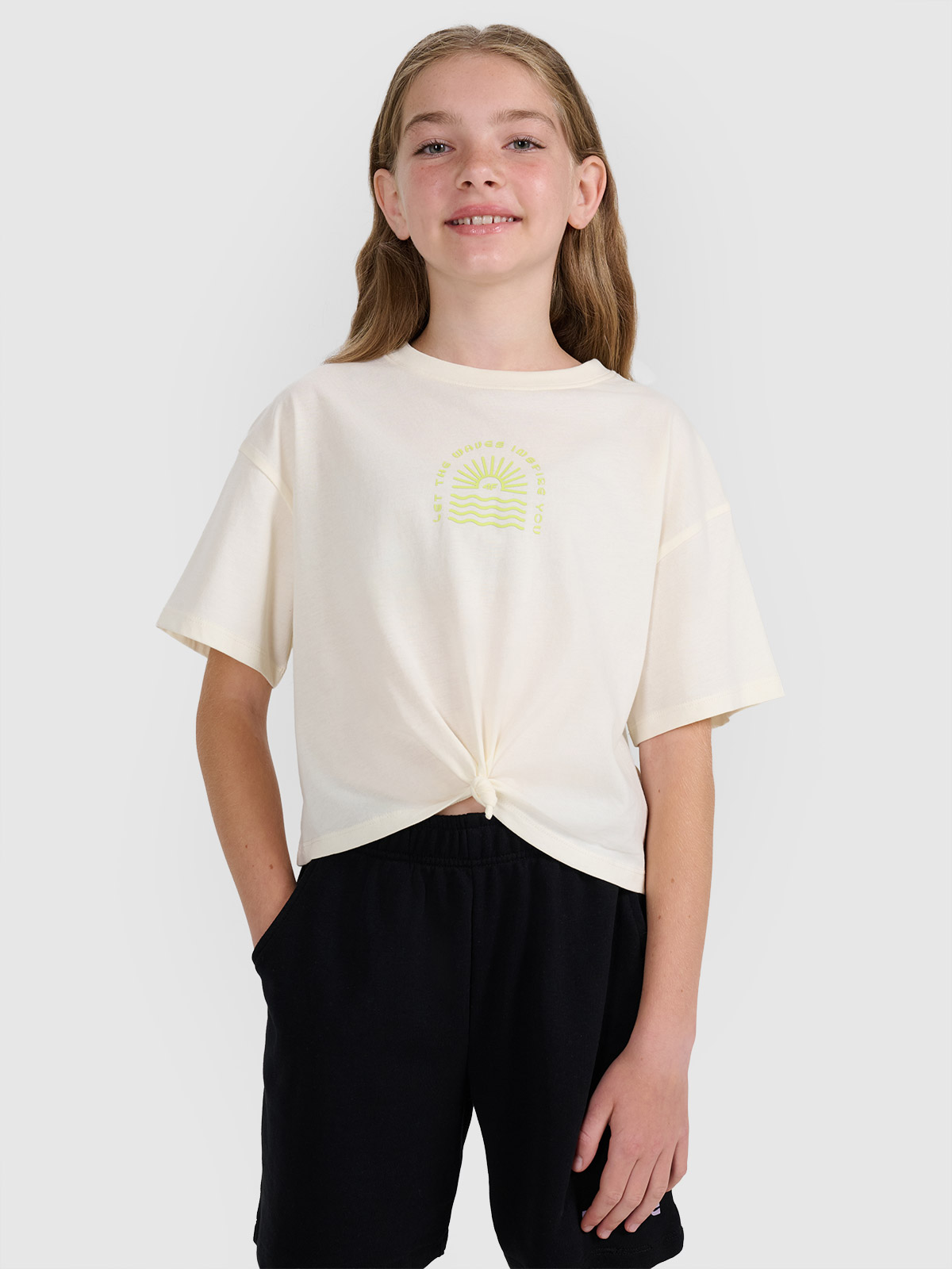 4F T-shirt oversize crop top z nadrukiem dziewczęcy - biały 122 (6-7 lat)