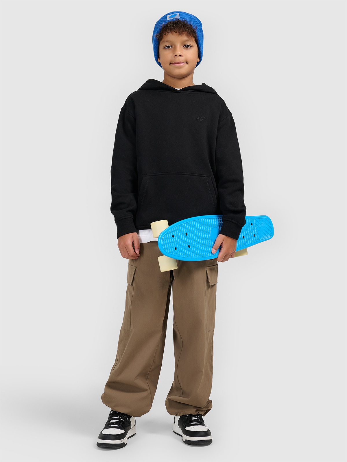 4F Bluza dresowa nierozpinana z kapturem chłopięca - czarna 146 (10-11 lat)