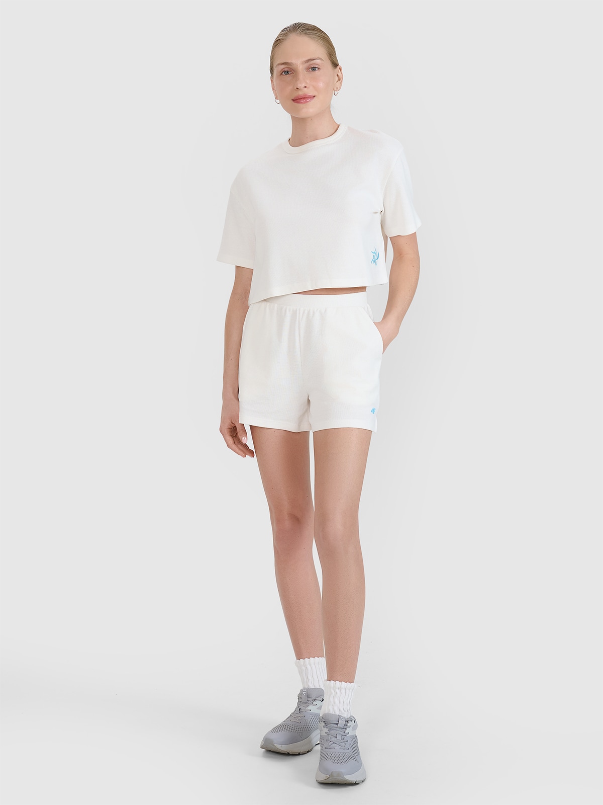 4F Spodenki dresowe z waflowej dzianiny damskie - białe M