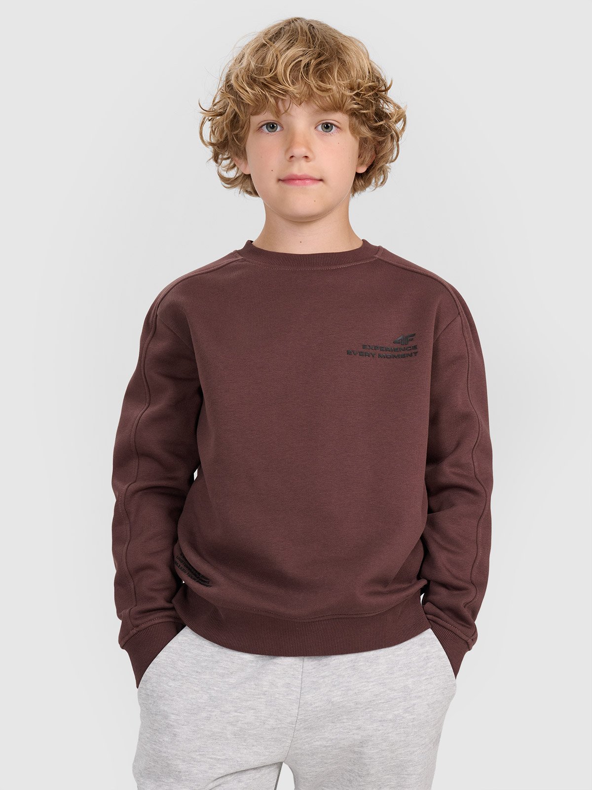 4F Bluza dresowa nierozpinana bez kaptura chłopięca - brązowa 122 (6-7 lat)