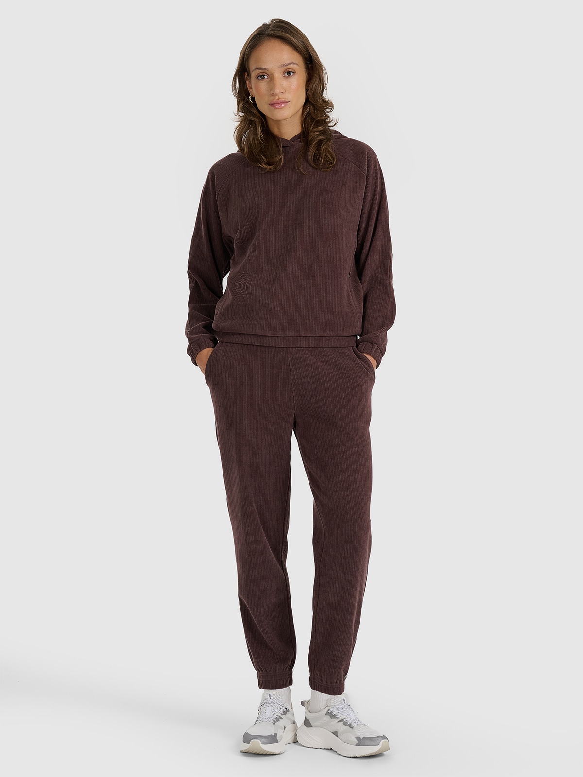 4F Spodnie dresowe joggery damskie - brązowe S