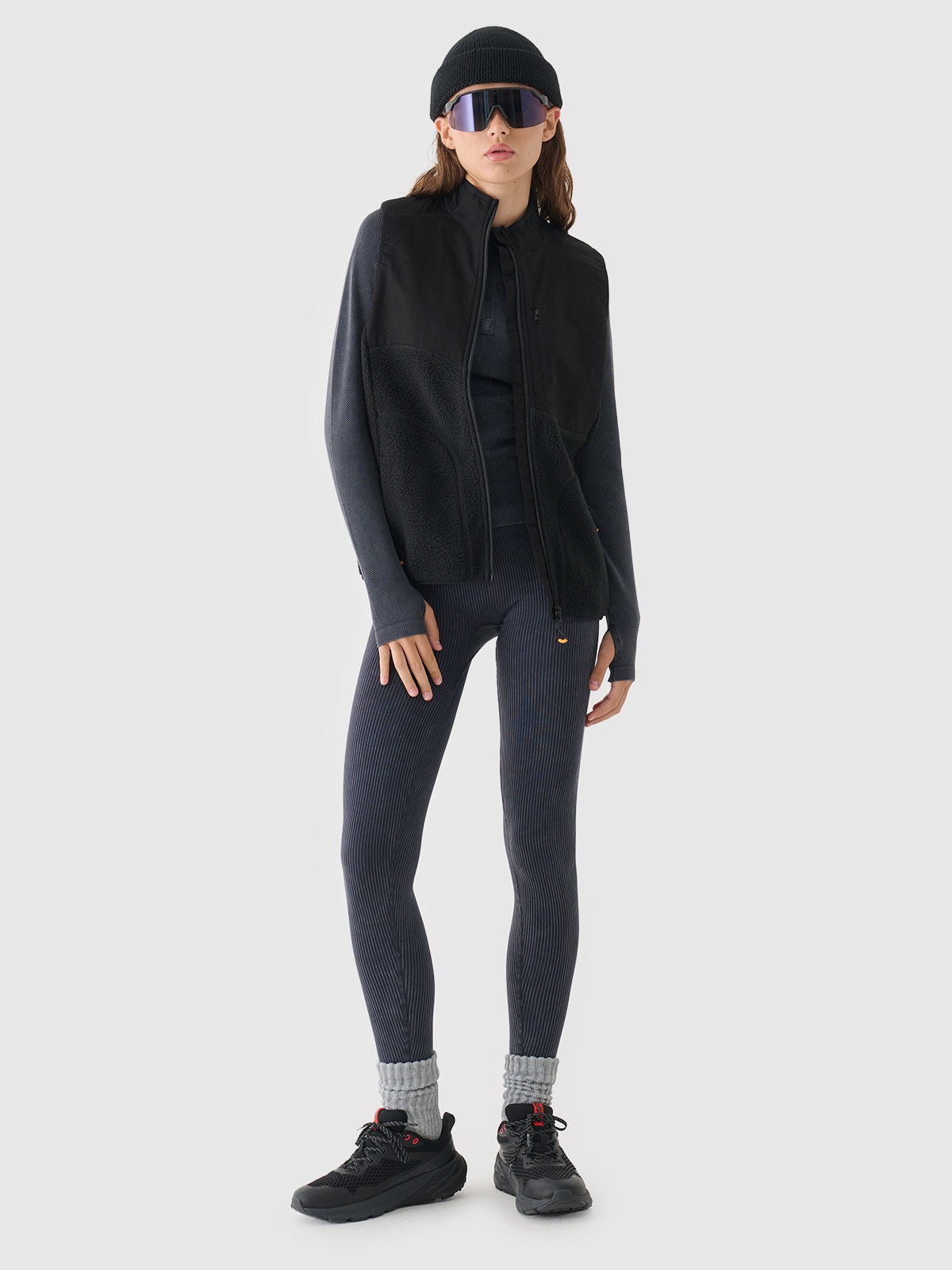 4F Legginsy bezszwowe w prążki damskie - czarne XS/S