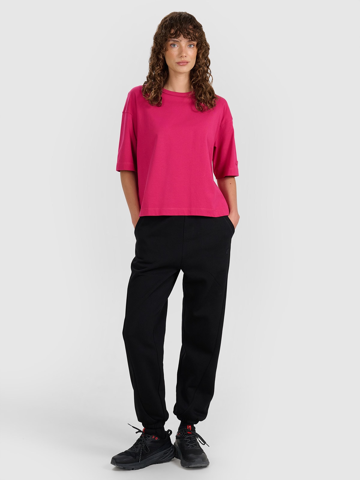 4F Spodnie dresowe joggery damskie - czarne XS