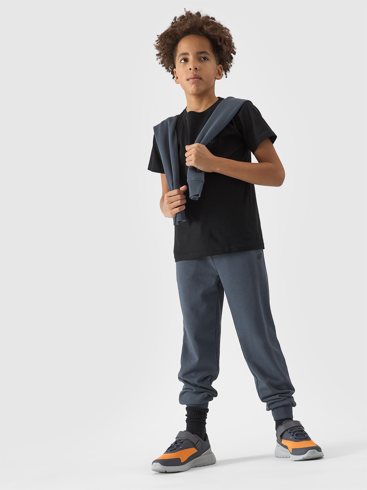 4F Spodnie dresowe joggery chłopięce - szare 146 (10-11 lat)