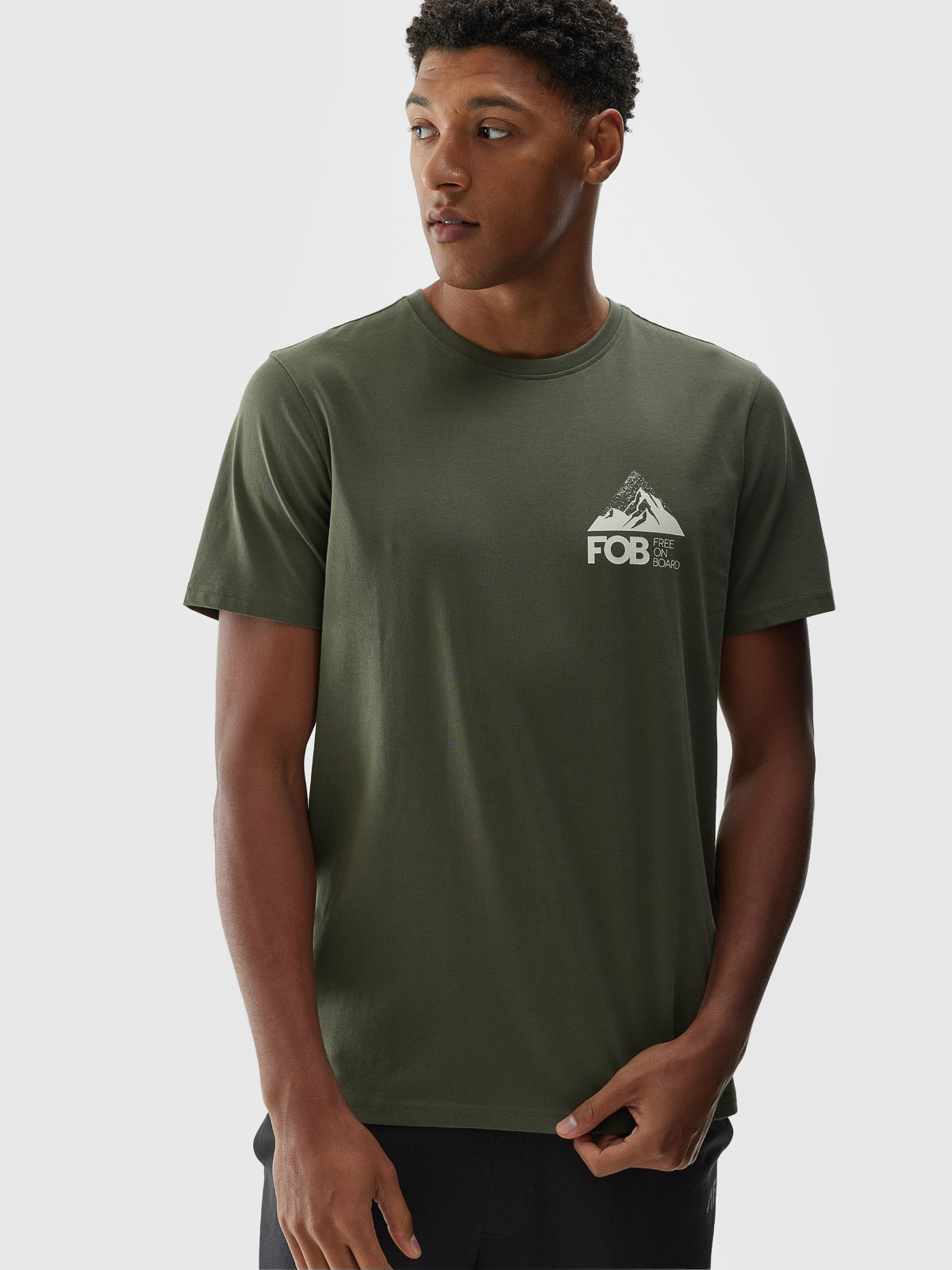 4F T-shirt regular z nadrukiem męski - oliwkowy/khaki M