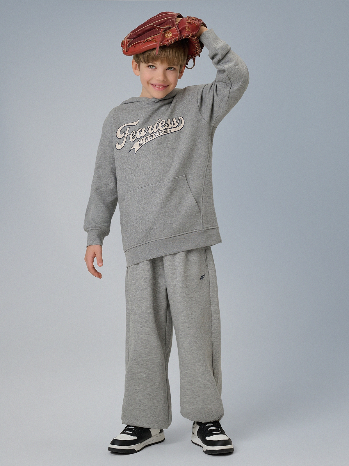 4F Spodnie dresowe z szerokimi nogawkami chłopięce - szare 122/128 (6-8 lat)