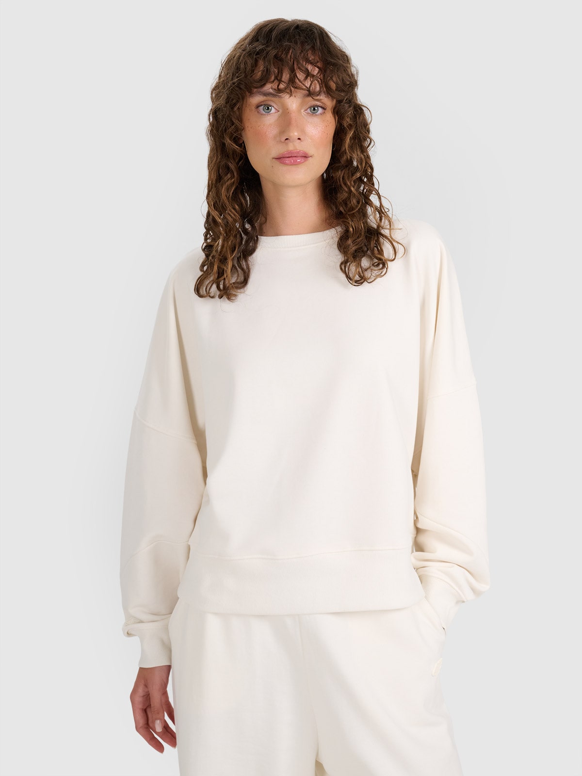 4F Bluza dresowa nierozpinana bez kaptura damska - beżowa XS