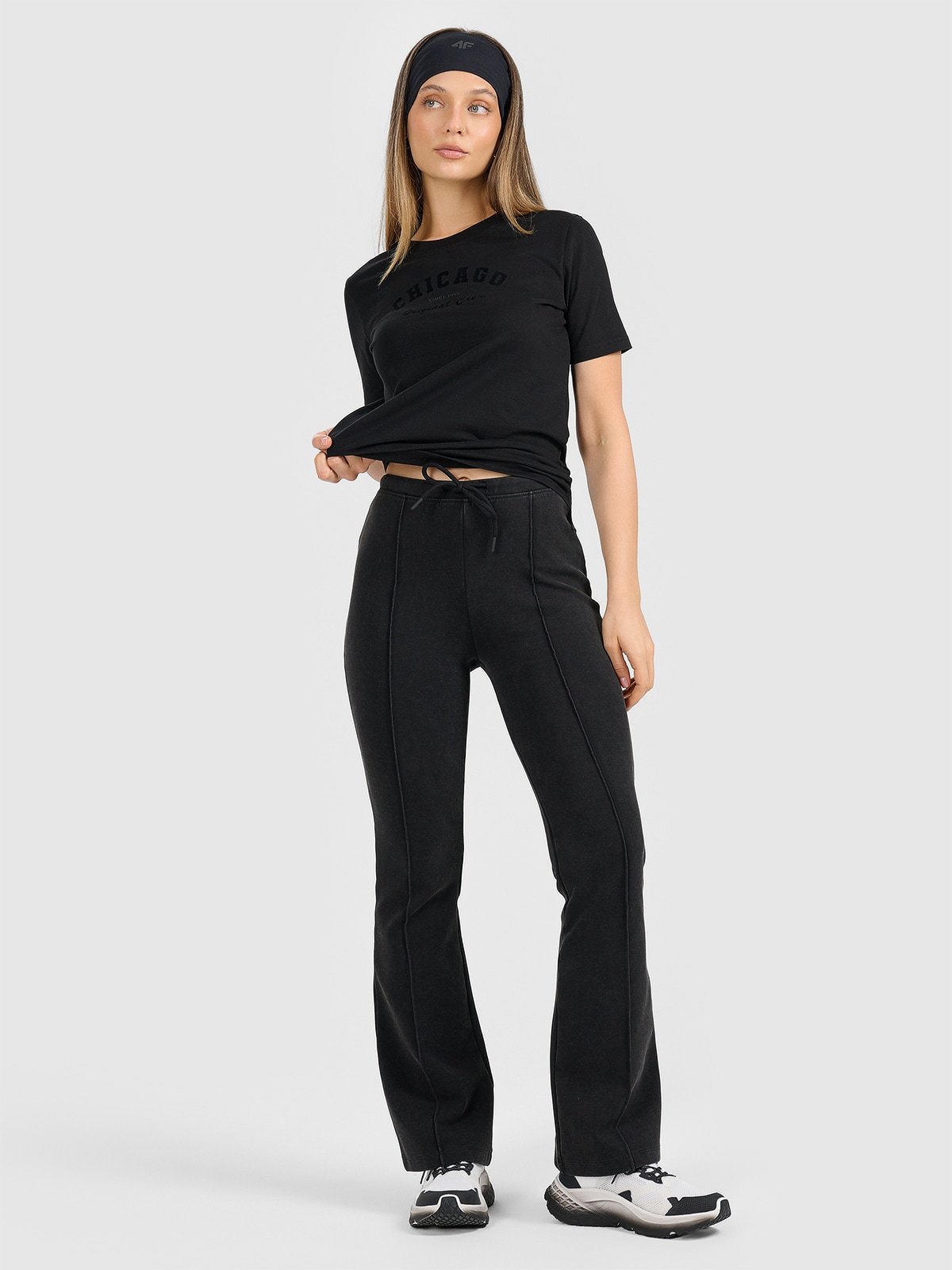 4F Spodnie dresowe z rozszerzanymi nogawkami damskie - czarne XL
