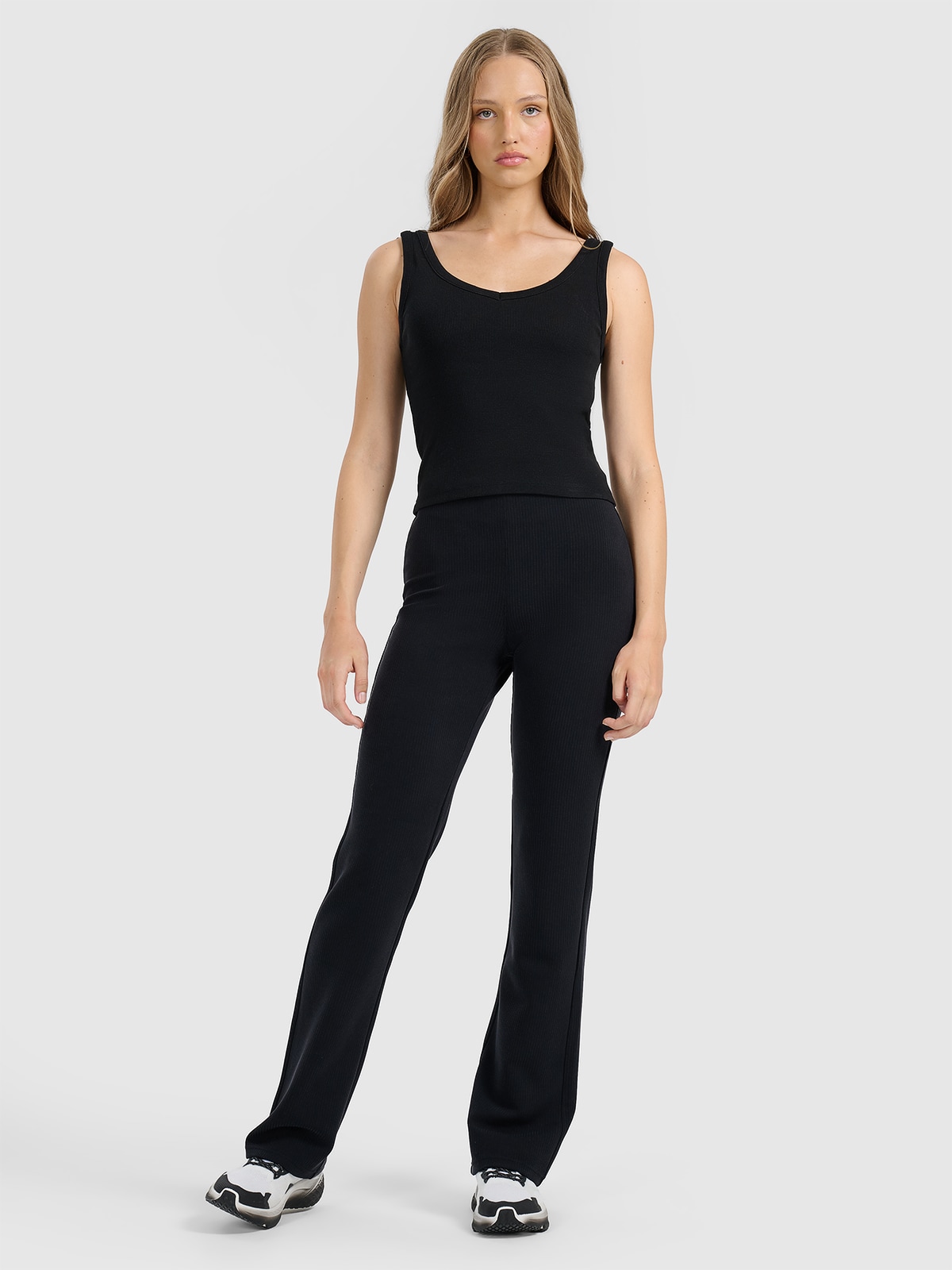 4F Spodnie dresowe z prostymi nogawkami z modalem damskie - czarne M