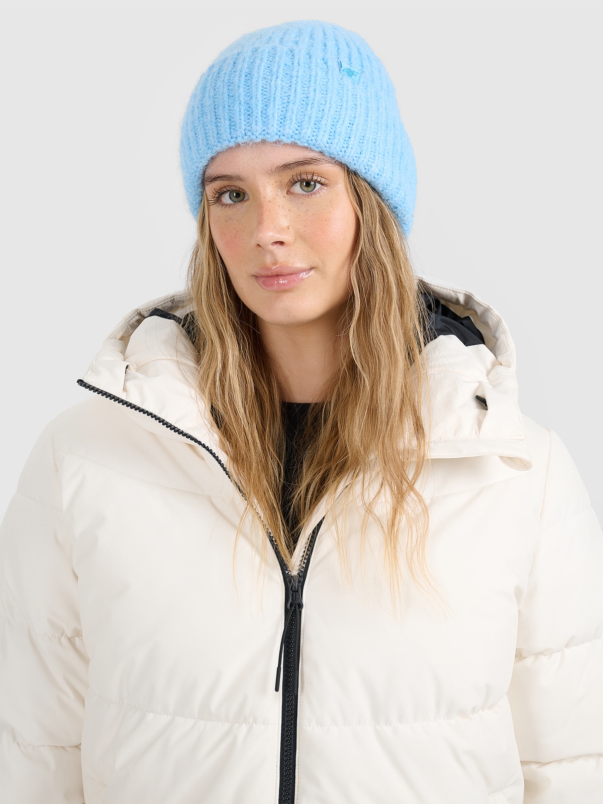 4F Czapka zimowa damska - niebieska S