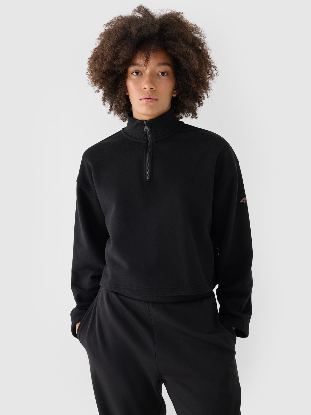4F Bluza dresowa cropped nierozpinana bez kaptura damska - czarna L