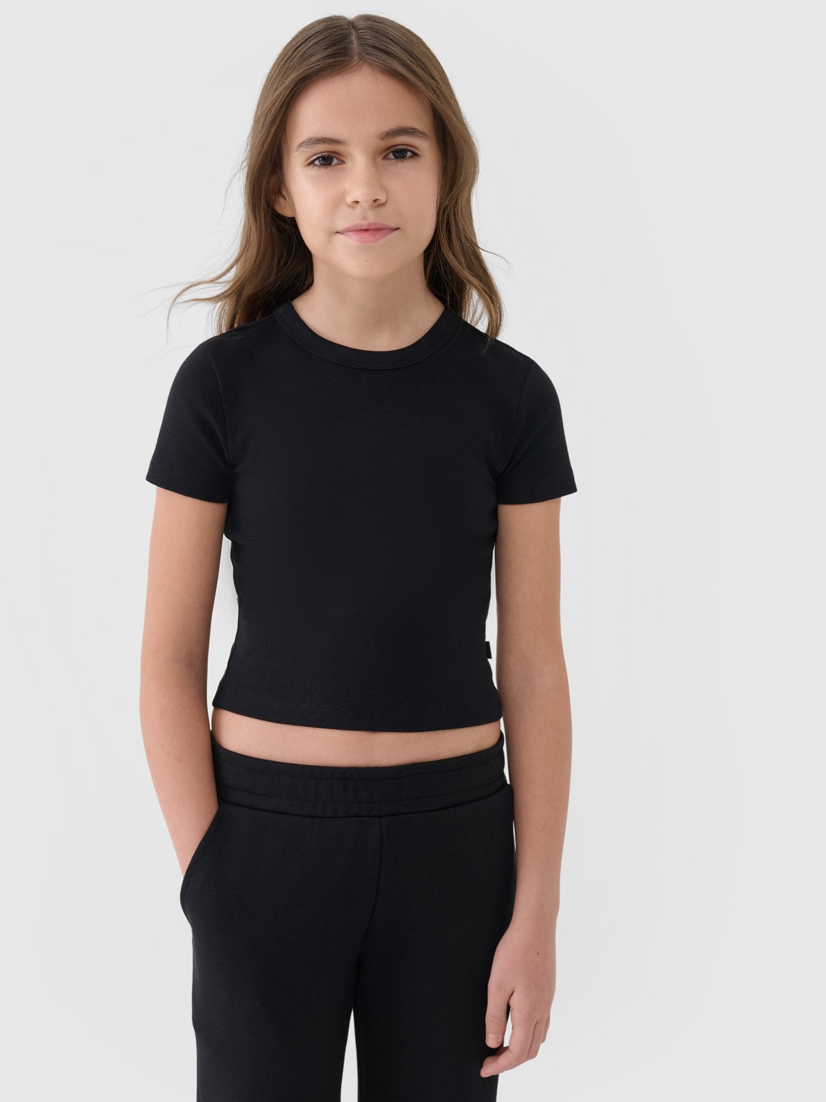 4F T-shirt slim crop top gładki dziewczęcy - czarny 140 (9-10 lat)