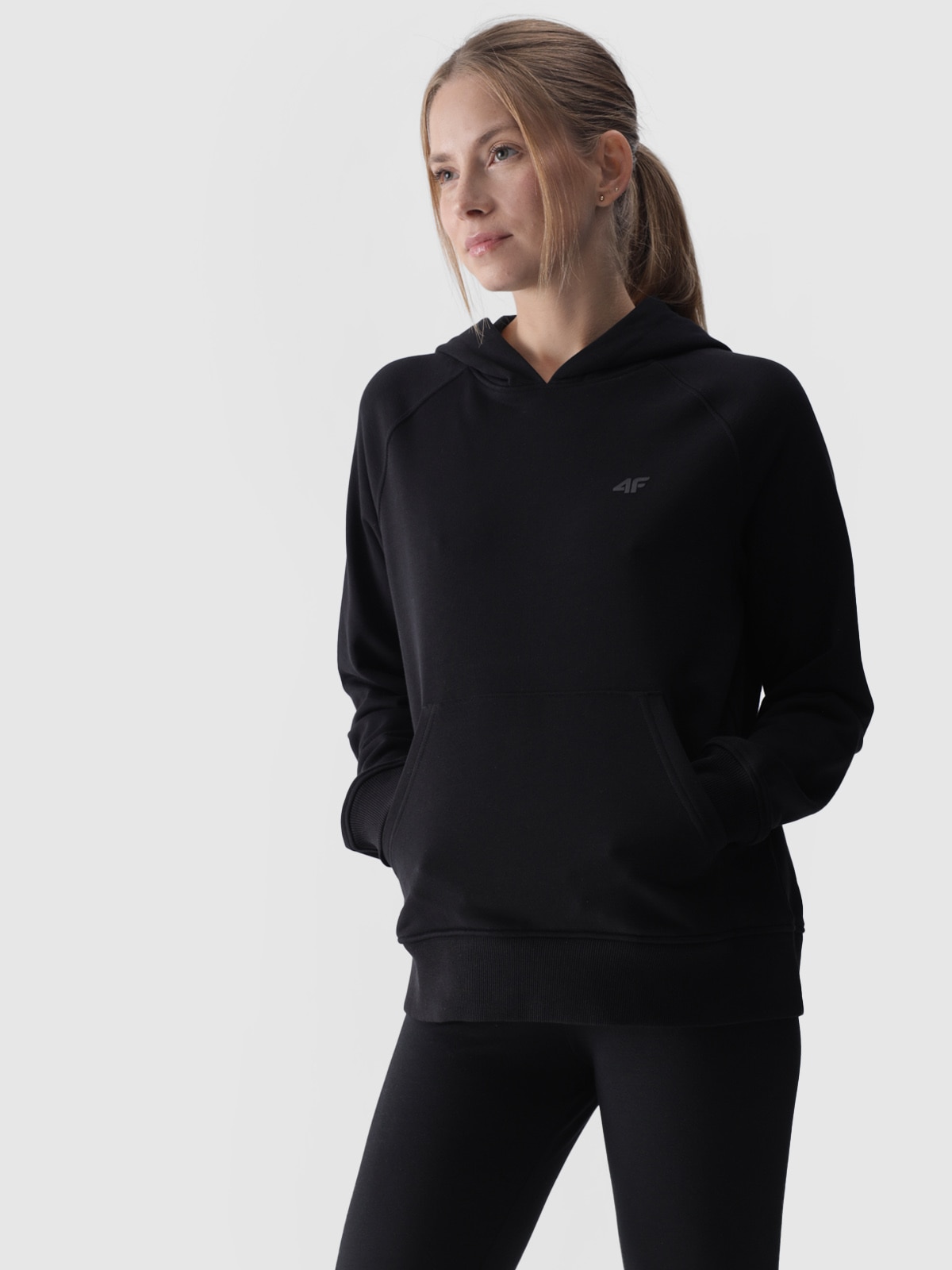 4F Bluza dresowa nierozpinana z kapturem damska - czarna S