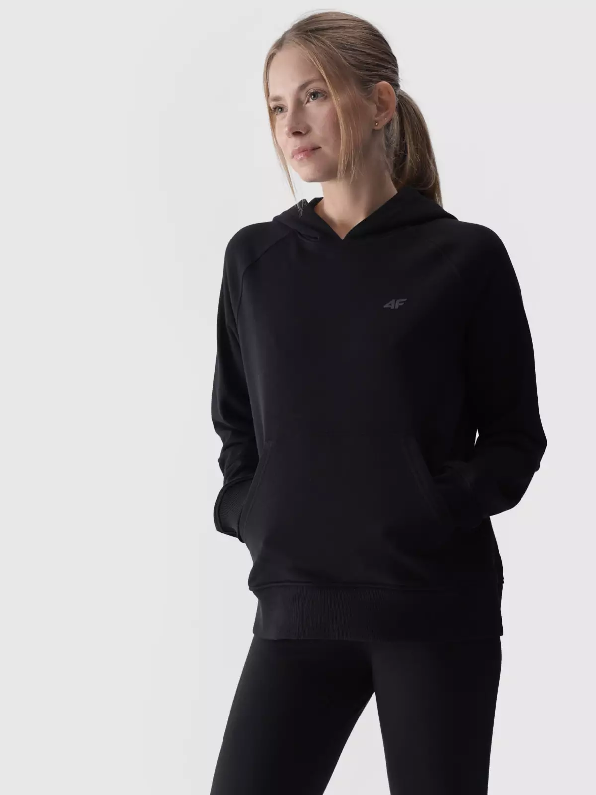4F Bluza dresowa nierozpinana z kapturem damska - czarna S