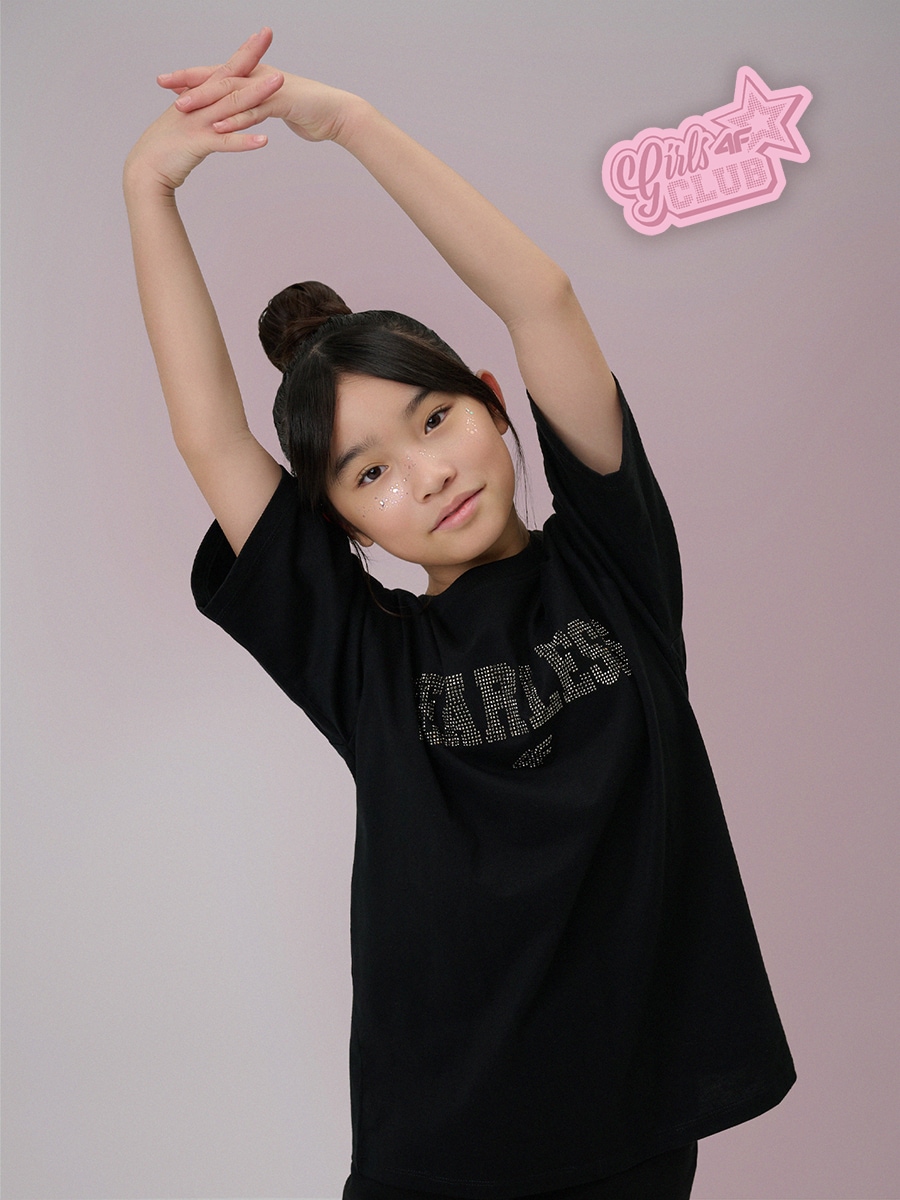 4F T-shirt loose z nadrukiem dziewczęcy - czarny 134/140 (8-10 lat)