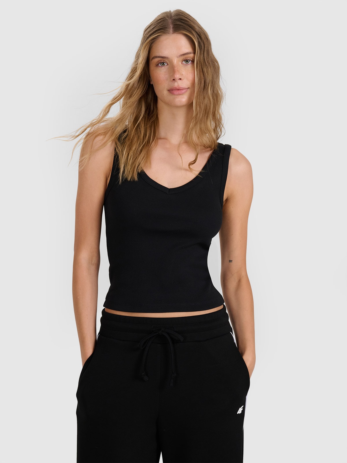 4F Top slim z prążkowanej dzianiny damski - czarny XS