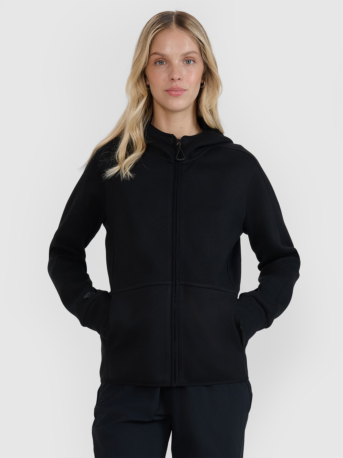 4F Bluza dresowa rozpinana z kapturem damska - czarna XS