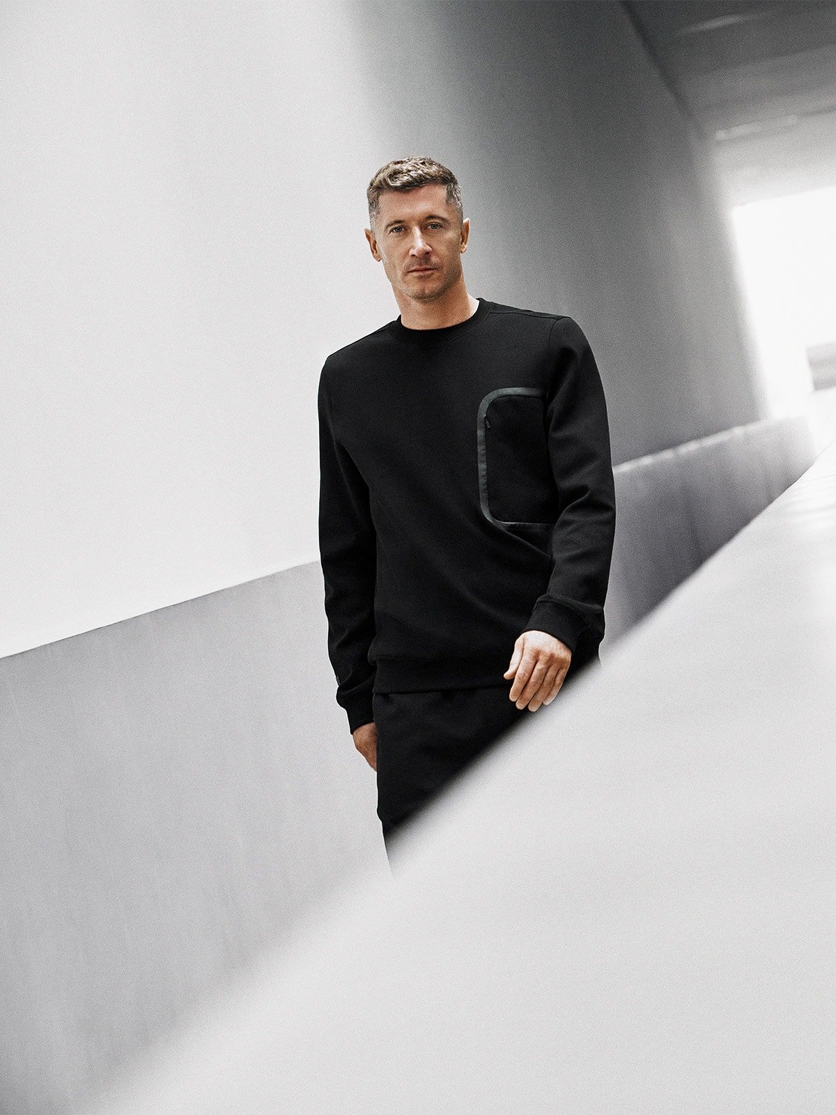 4F Bluza dresowa regular bez kaptura męska 4F x Robert Lewandowski - czarna XL