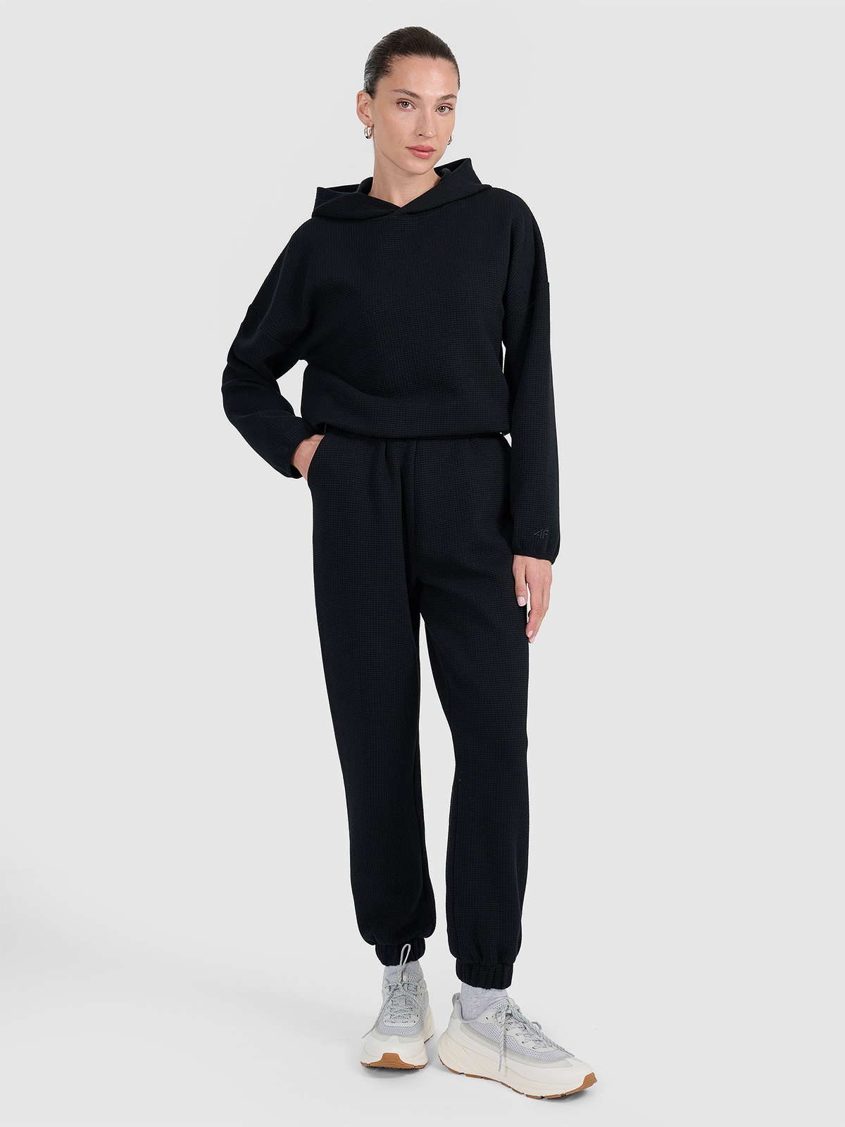 4F Spodnie dresowe z waflowej dzianiny damskie - czarne S