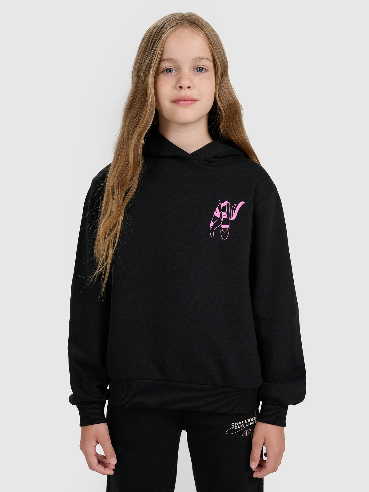 4F Bluza dresowa nierozpinana z kapturem dziewczęca - czarna 134 (8-9 lat)
