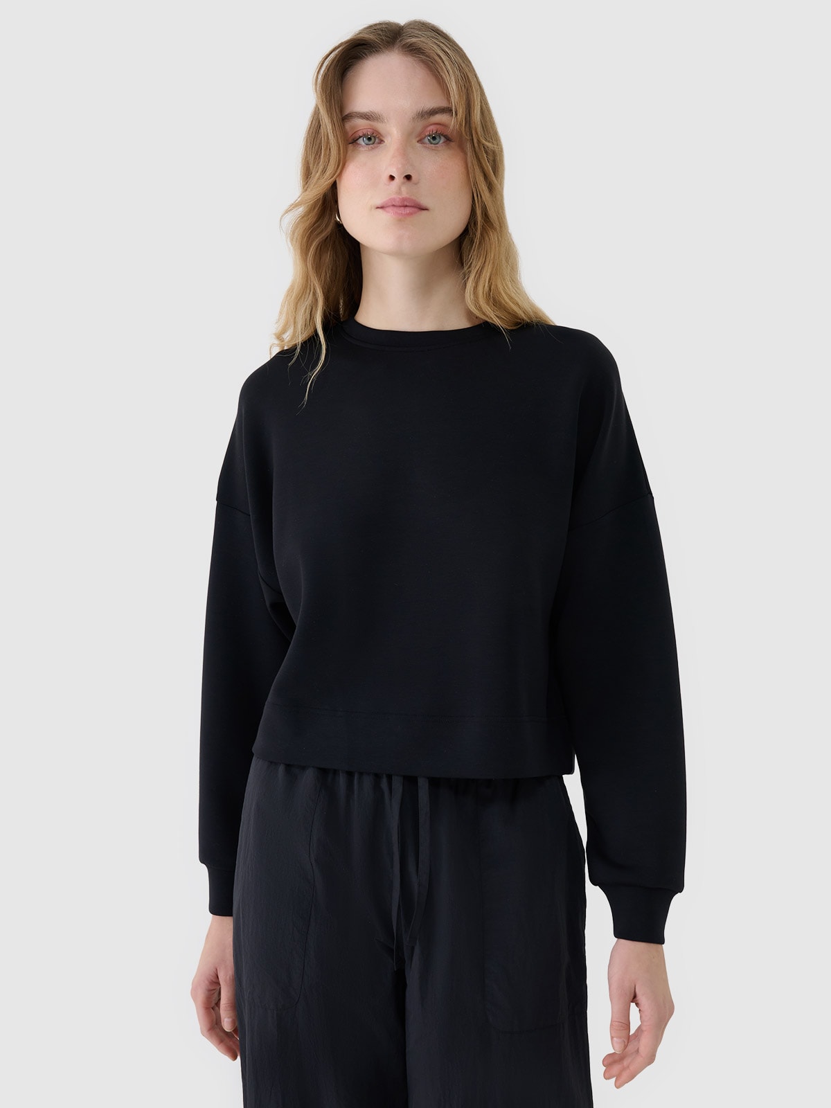 4F Bluza dresowa nierozpinana z modalem damska - czarna L