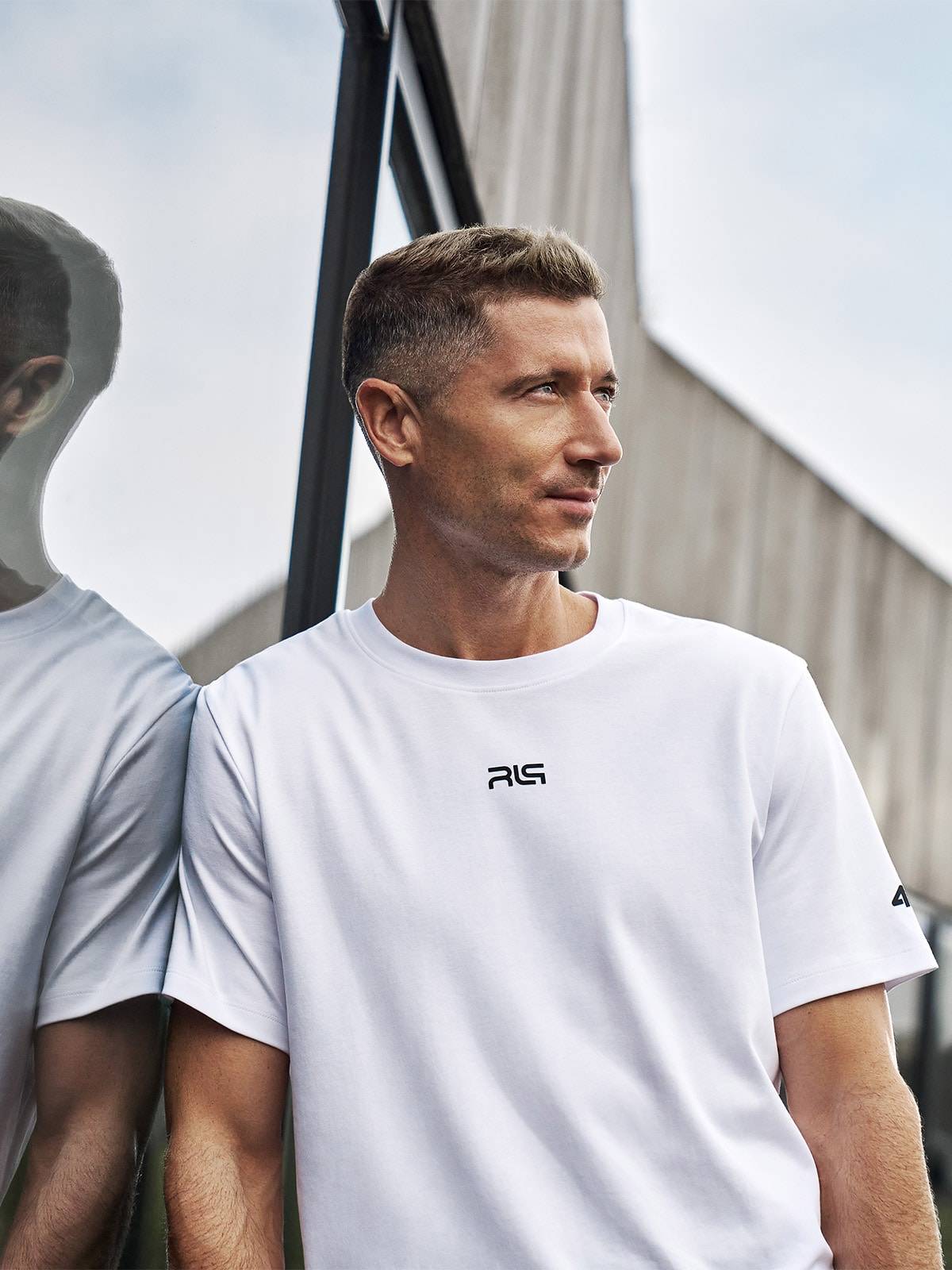 4F T-shirt regular z nadrukiem męski 4F x Robert Lewandowski - biała XL