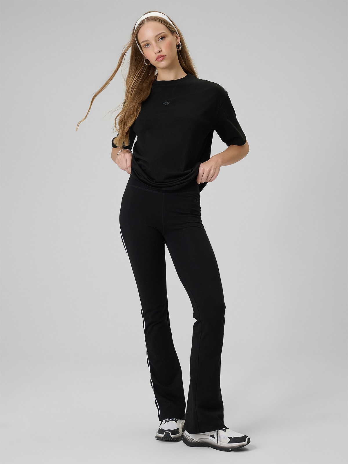 4F Legginsy z rozszerzanymi nogawkami damskie - czarne S