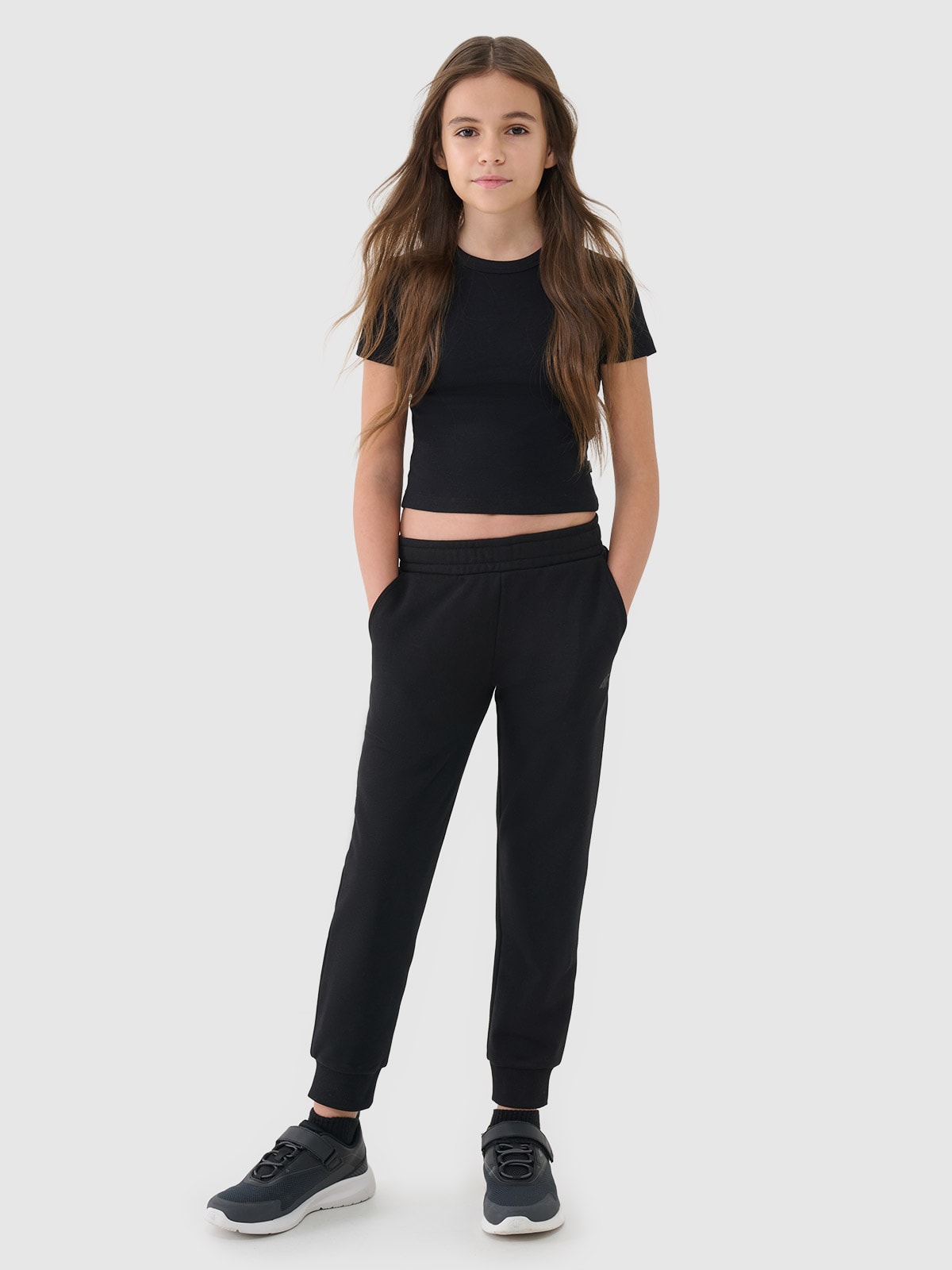 4F Spodnie dresowe joggery dziewczęce - czarne 146 (10-11 lat)