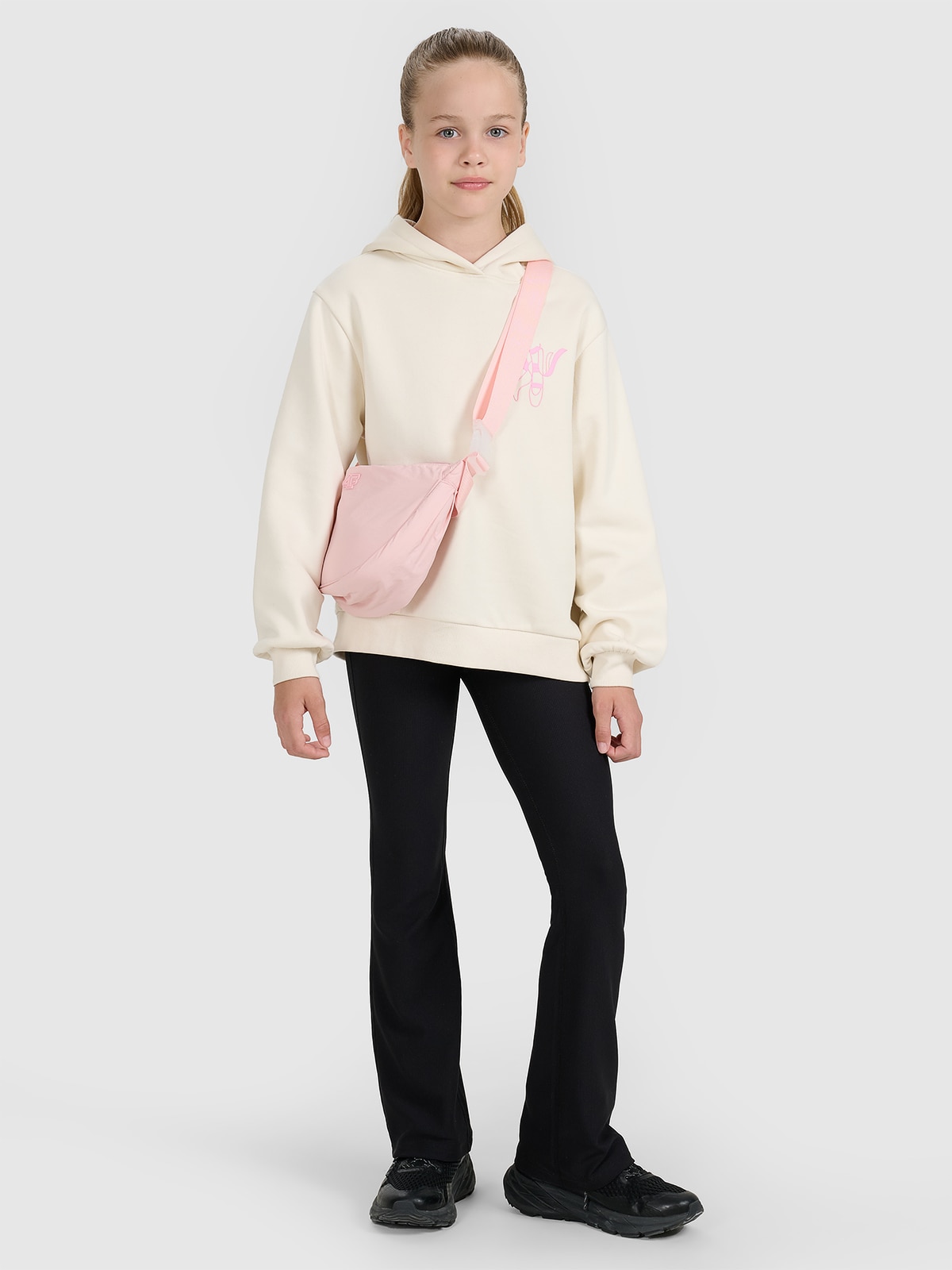 4F Spodnie z rozszerzanymi nogawkami z prążkowanej dzianiny dziewczęce - czarne 152 (11-12 lat)