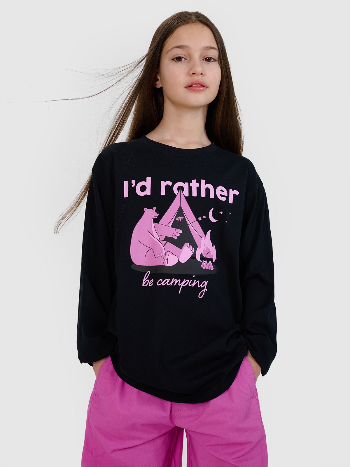 4F Longsleeve oversize z nadrukiem dziewczęcy - czarny 128 (7-8 lat)