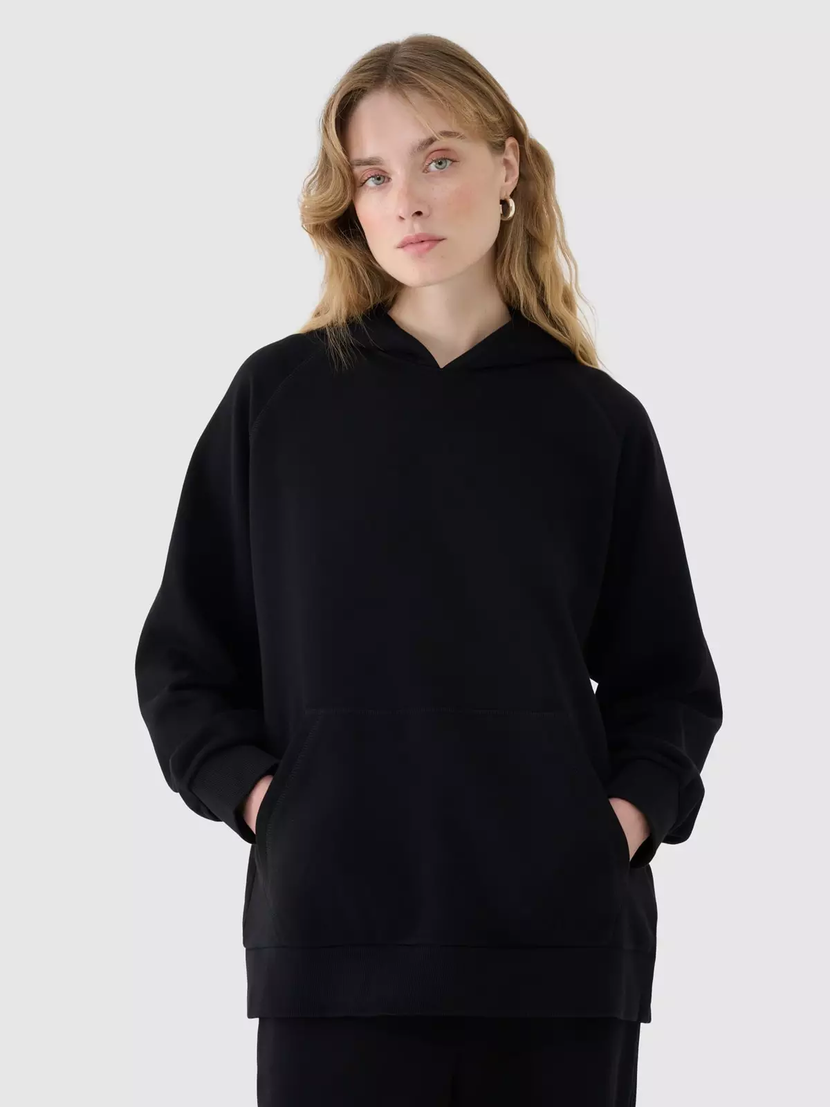 4F Bluza dresowa nierozpinana z kapturem damska - czarna M