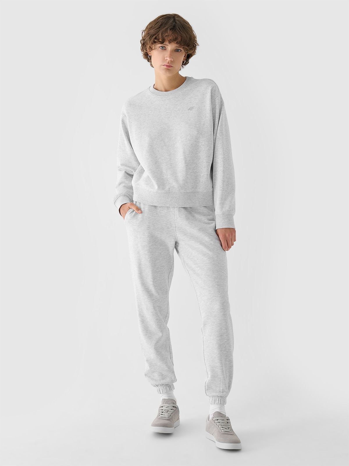 4F Spodnie dresowe joggery damskie - szare XS