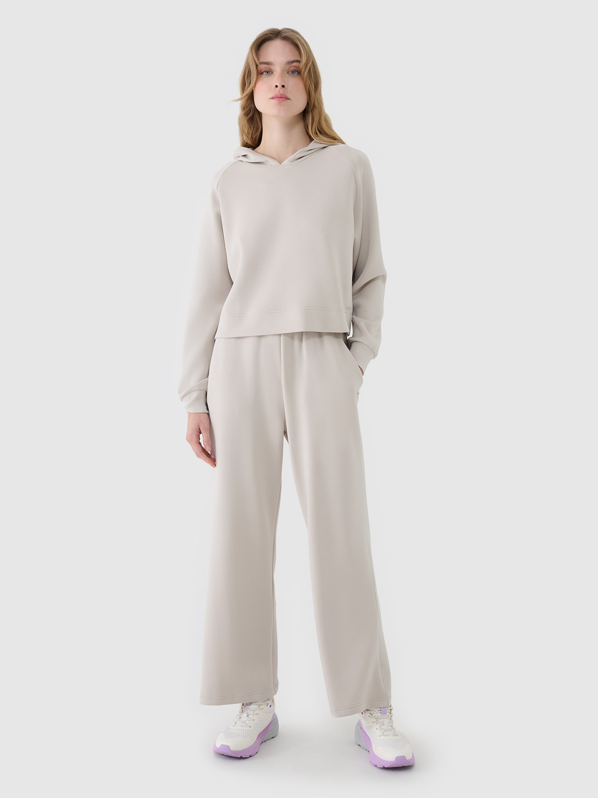 4F Spodnie dresowe z modalem z szerokimi nogawkami damskie - beżowe M