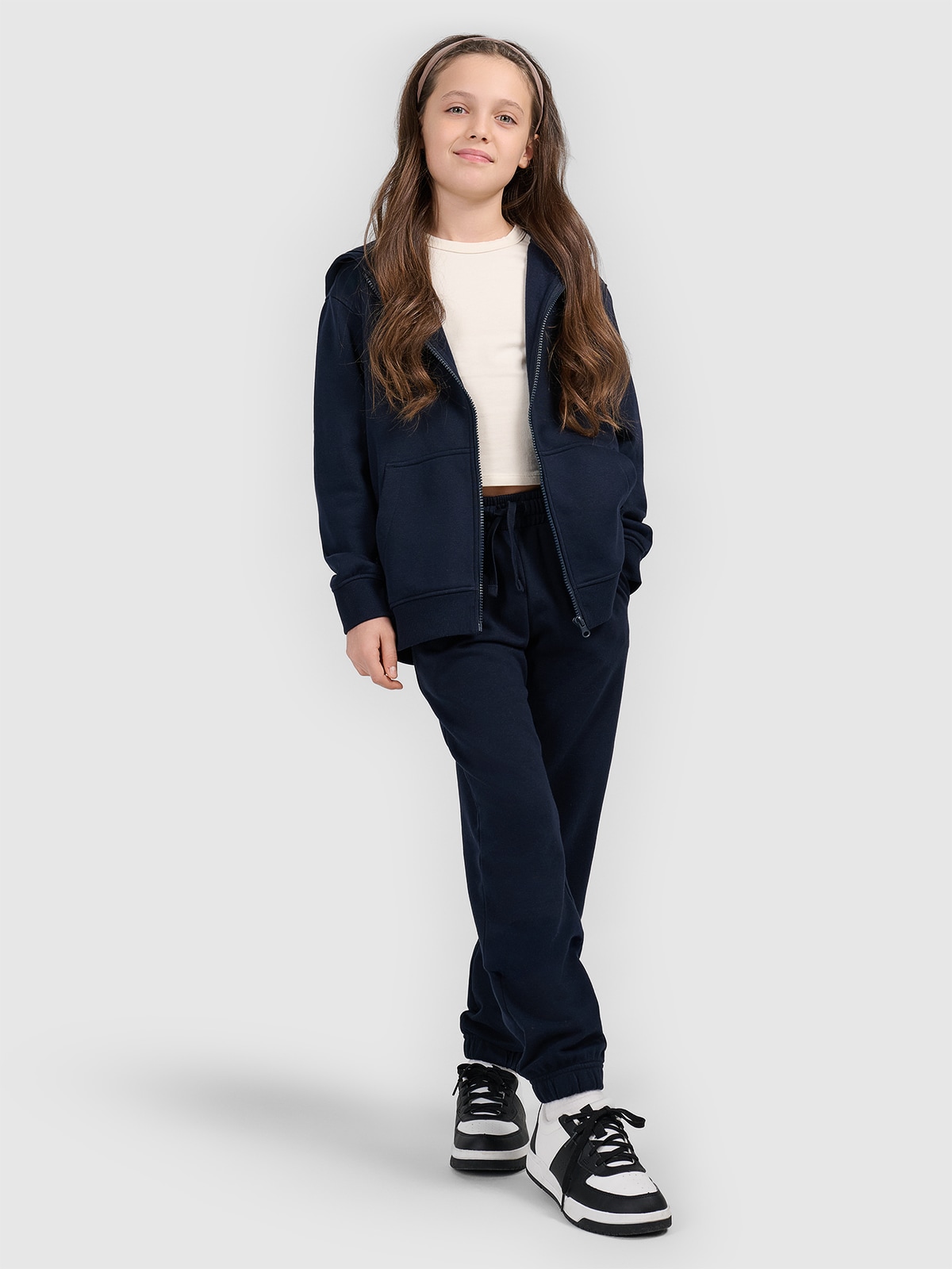 4F Spodnie dresowe joggery dziewczęce - granatowe 140 (9-10 lat)