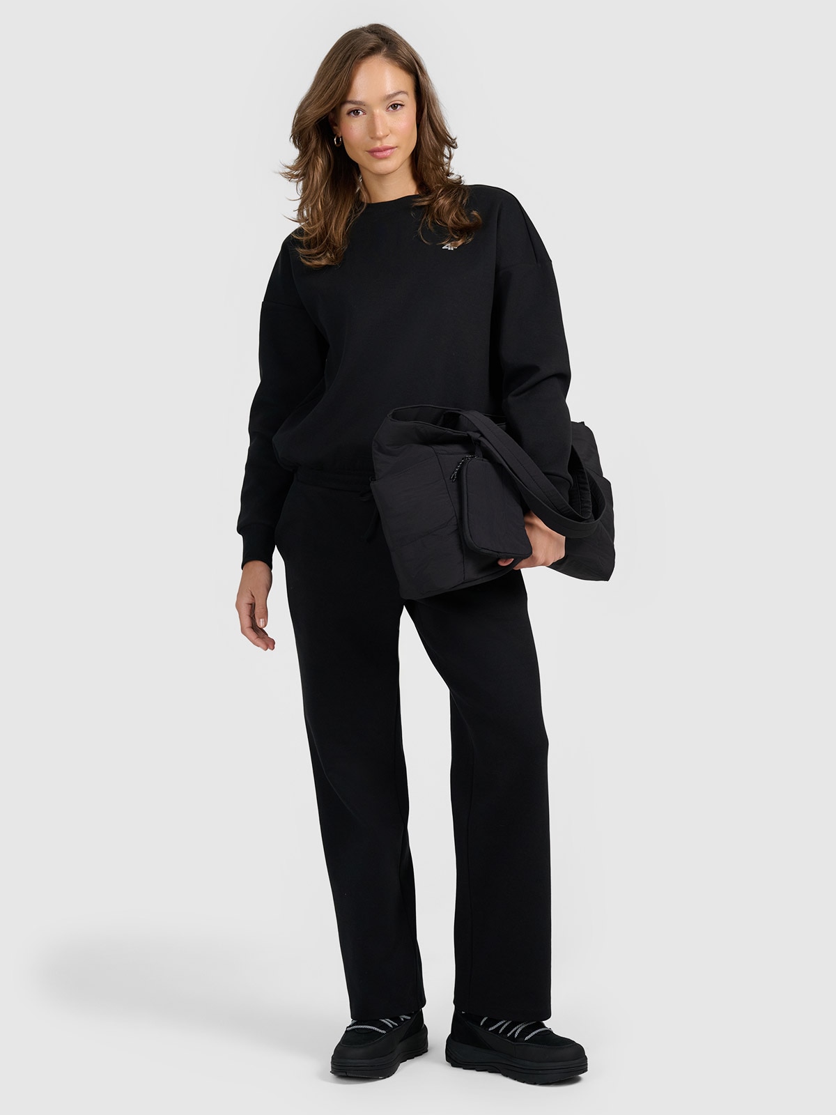 4F Spodnie dresowe z szerokimi nogawkami damskie - czarne M