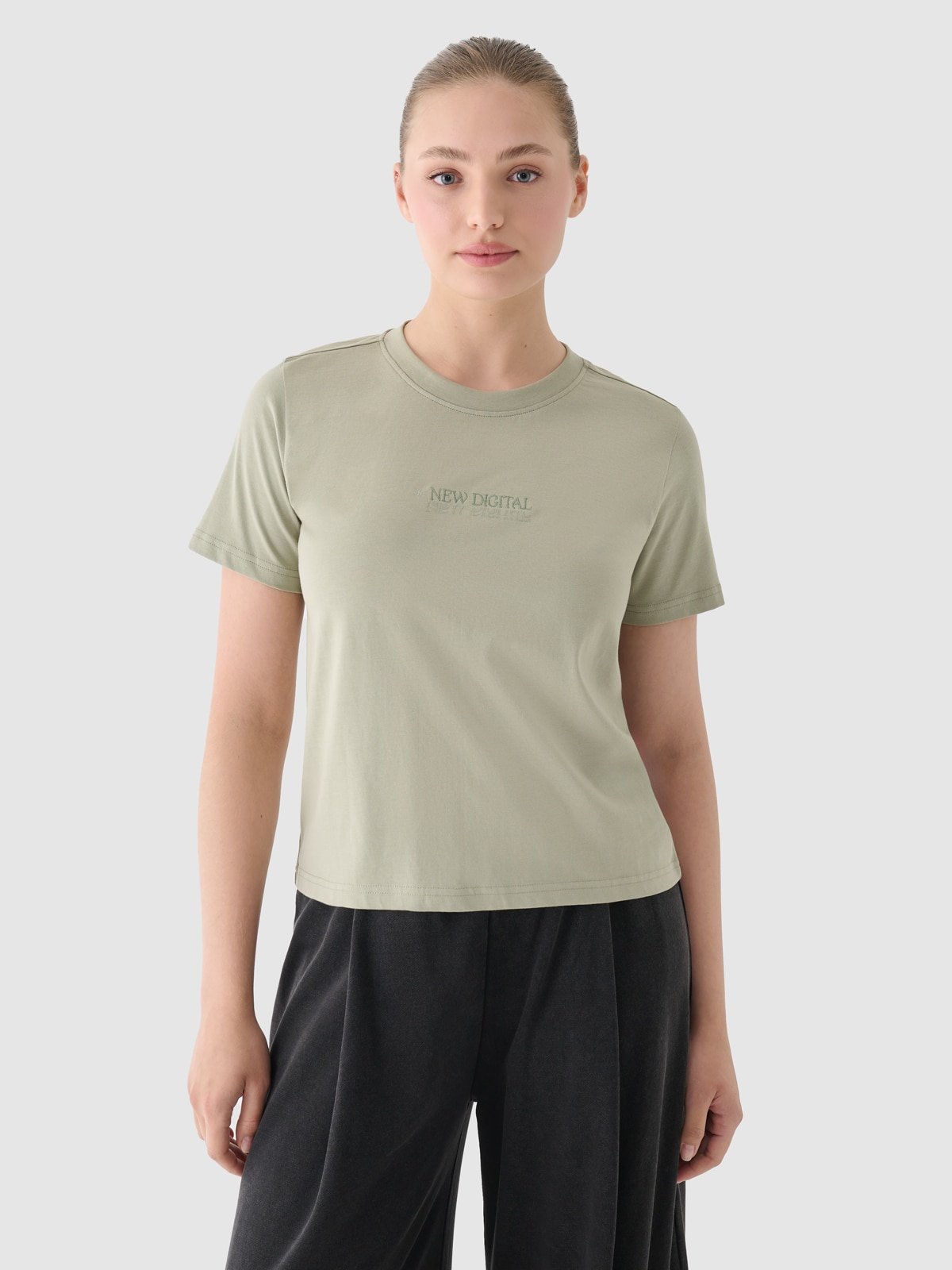 4F T-shirt regular z nadrukiem damski - oliwkowy/khaki XS