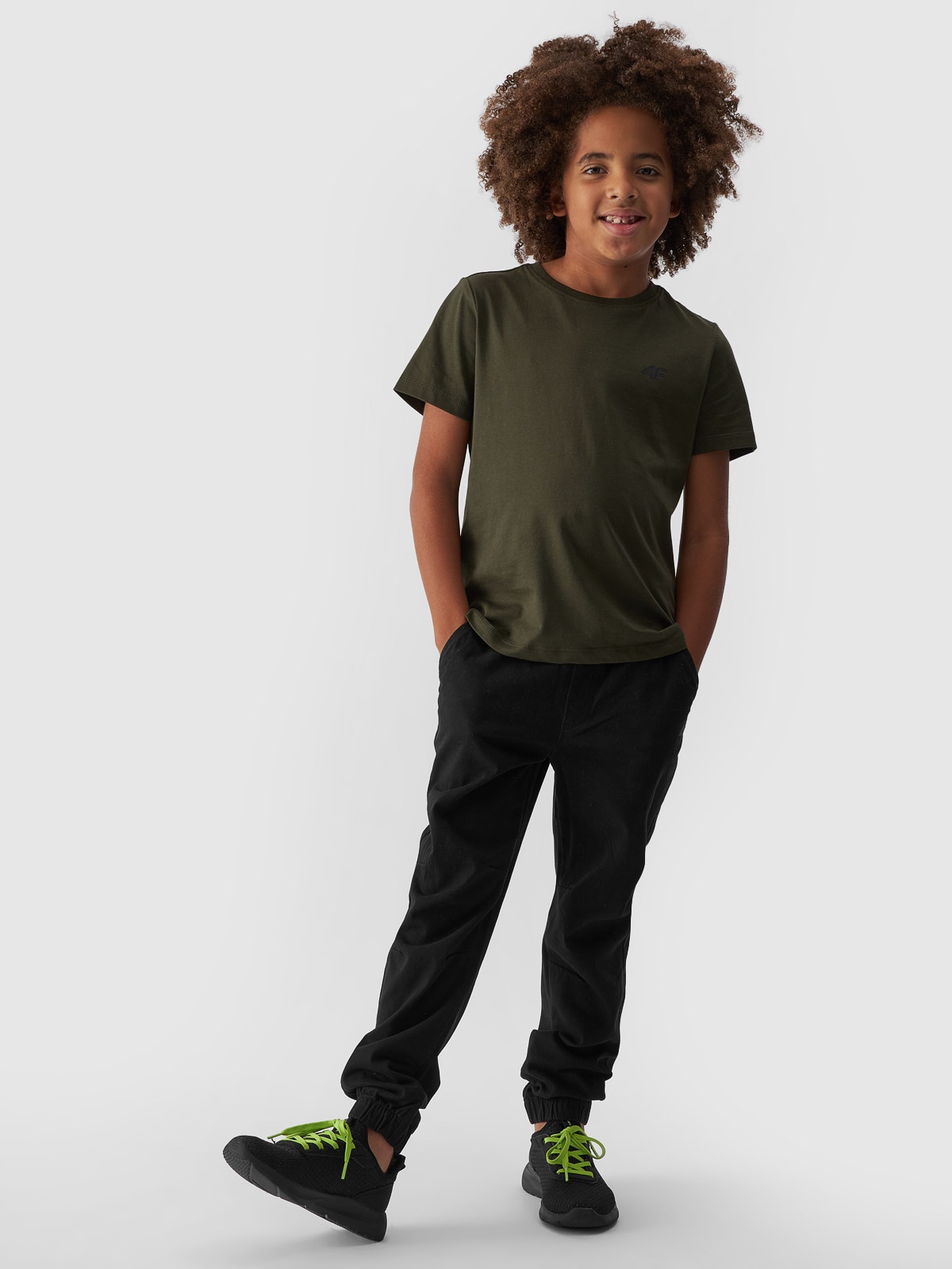 4F Spodnie casual joggery chłopięce - czarne 122 (6-7 lat)