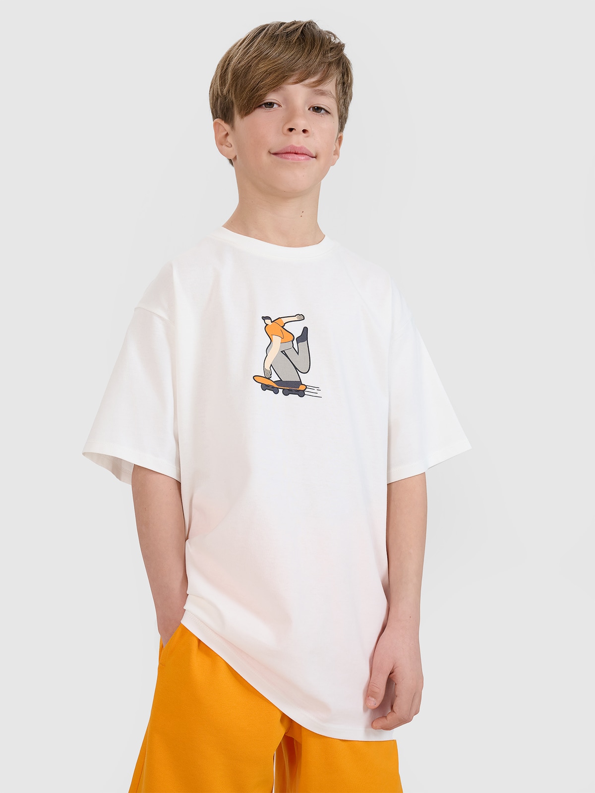 4F T-shirt oversize z nadrukiem chłopięcy - biały 122 (6-7 lat)
