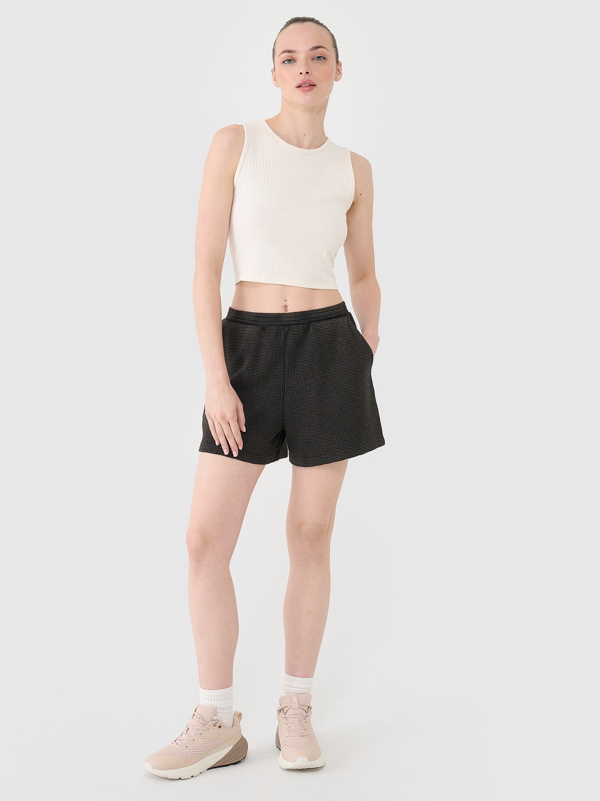 4F Spodenki casual z dzianiny waflowej damskie - czarne XS