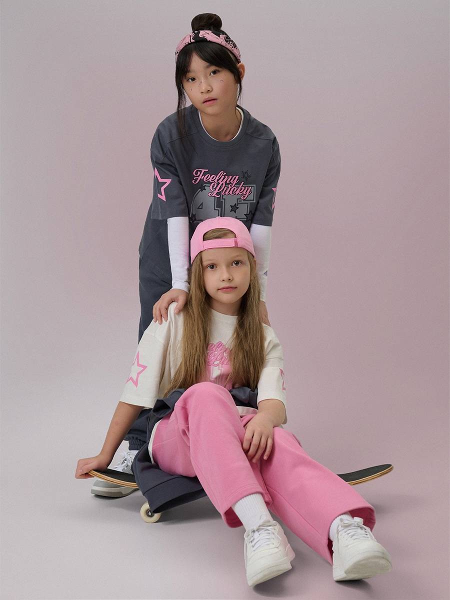 4F T-shirt loose z nadrukiem dziewczęcy - szary 134/140 (8-10 lat)