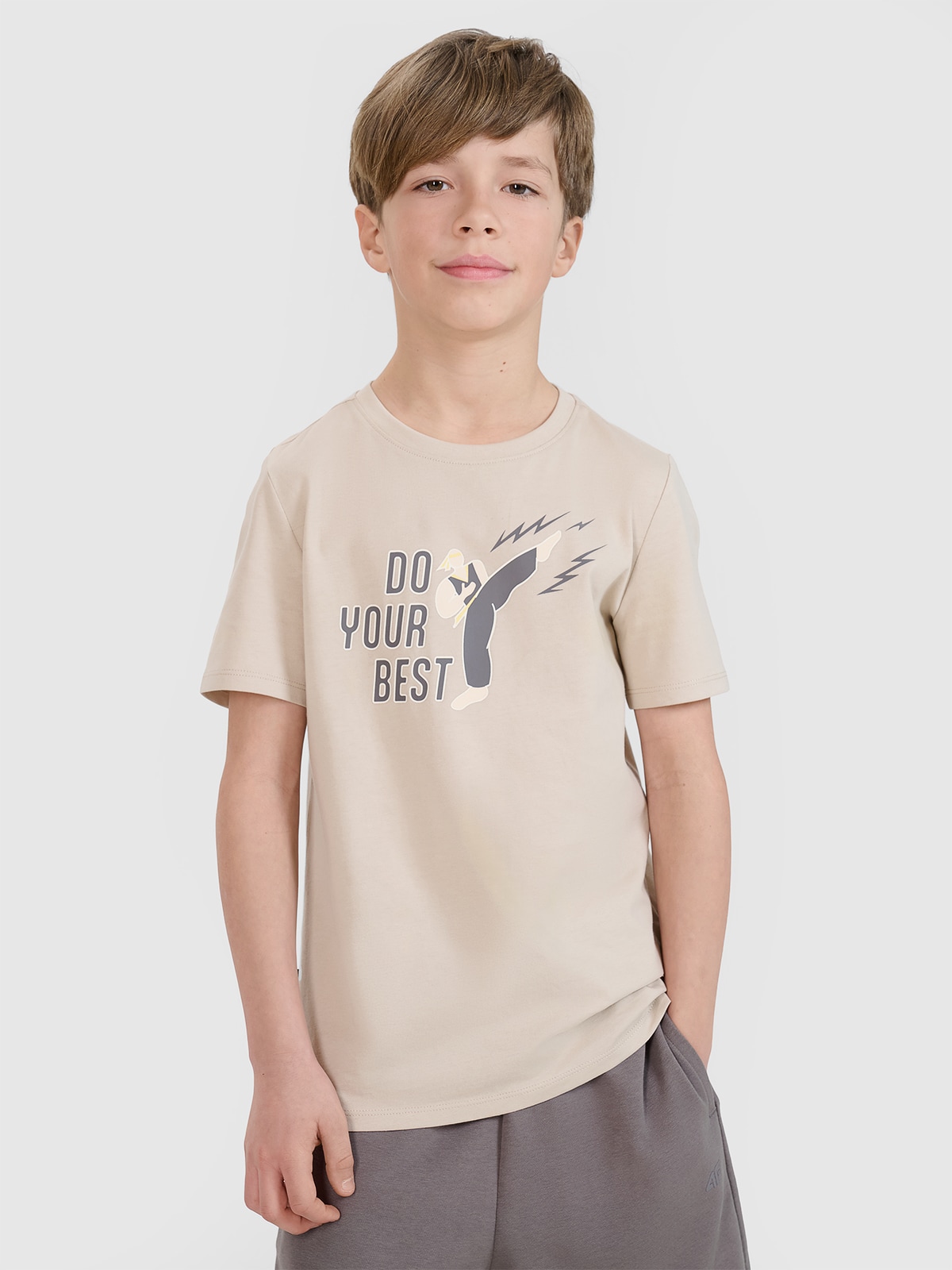 4F T-shirt regular z nadrukiem chłopięcy - beżowy 122 (6-7 lat)