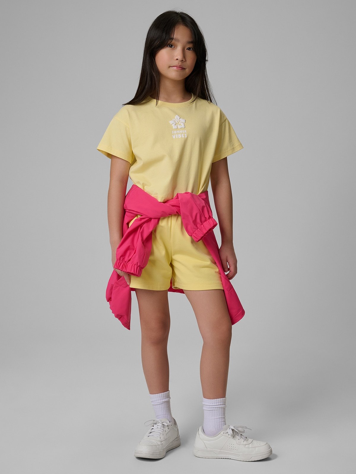 4F Spodenki dresowe dziewczęce - żółte 122 (6-7 lat)