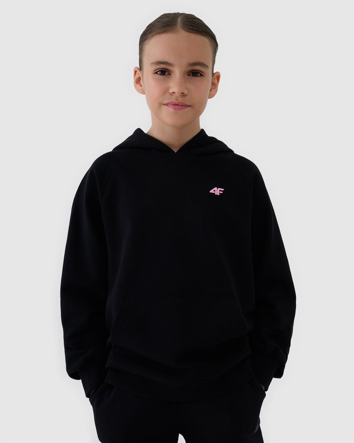 4F Bluza dresowa nierozpinana z kapturem dziewczęca - czarna 122 (6-7 lat)