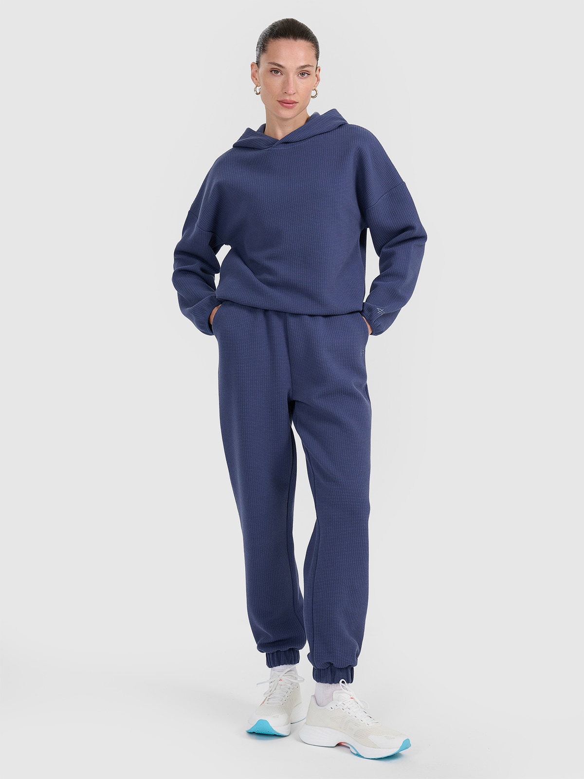 4F Spodnie dresowe z waflowej dzianiny damskie - granatowe XL